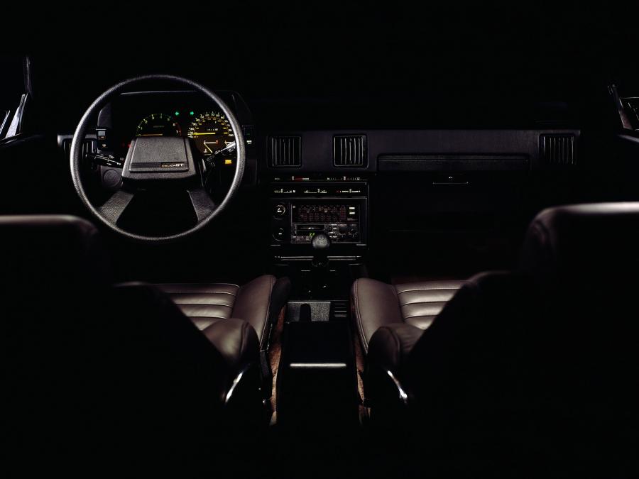 Интерьер Toyota Celica Liftback 1981 года  (NA) (фото 13 из 21)